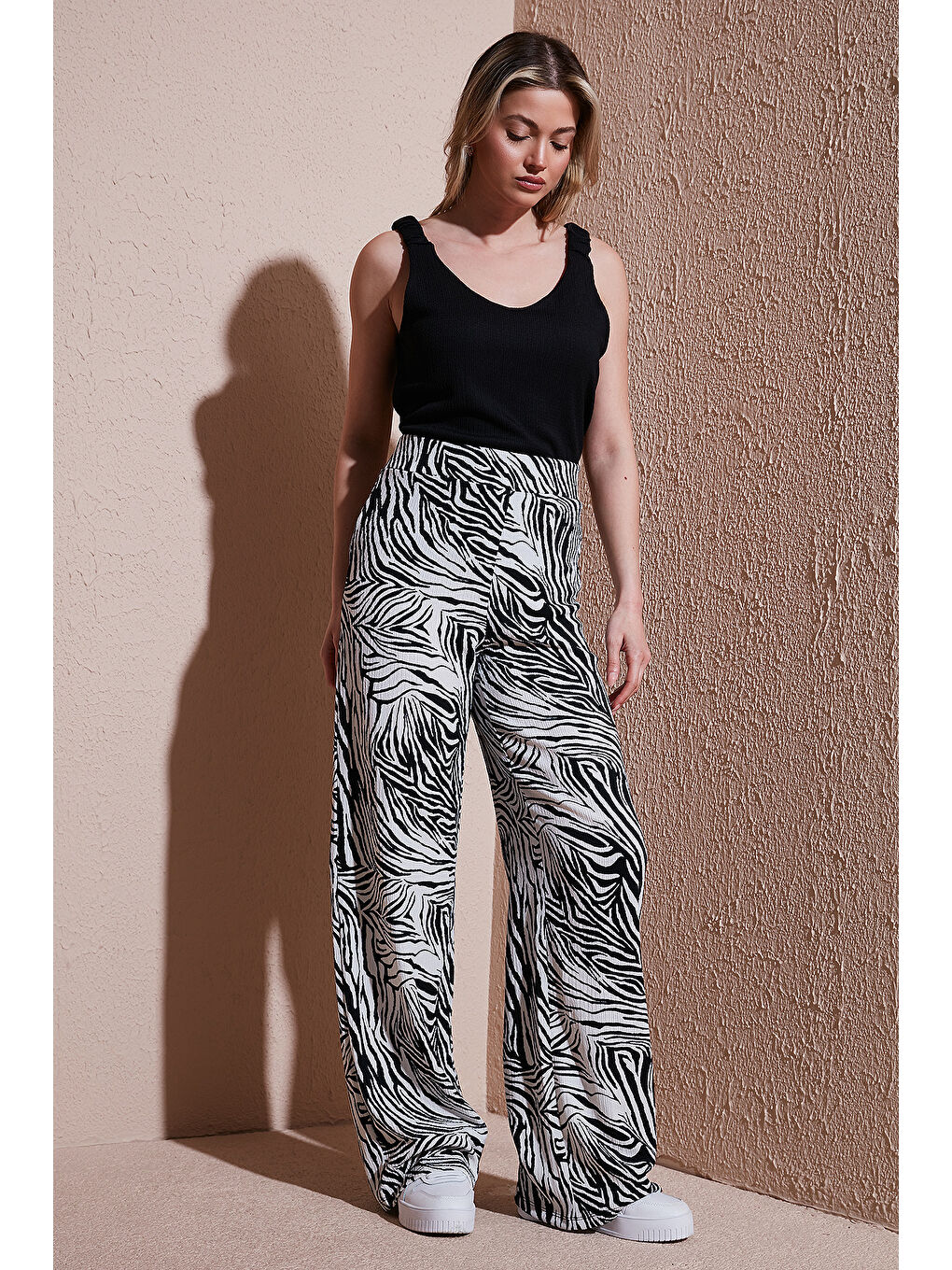 Ekru Desenli Regular Fit Yüksek Bel Bol Paça Pantolon 25Y0179K1-1