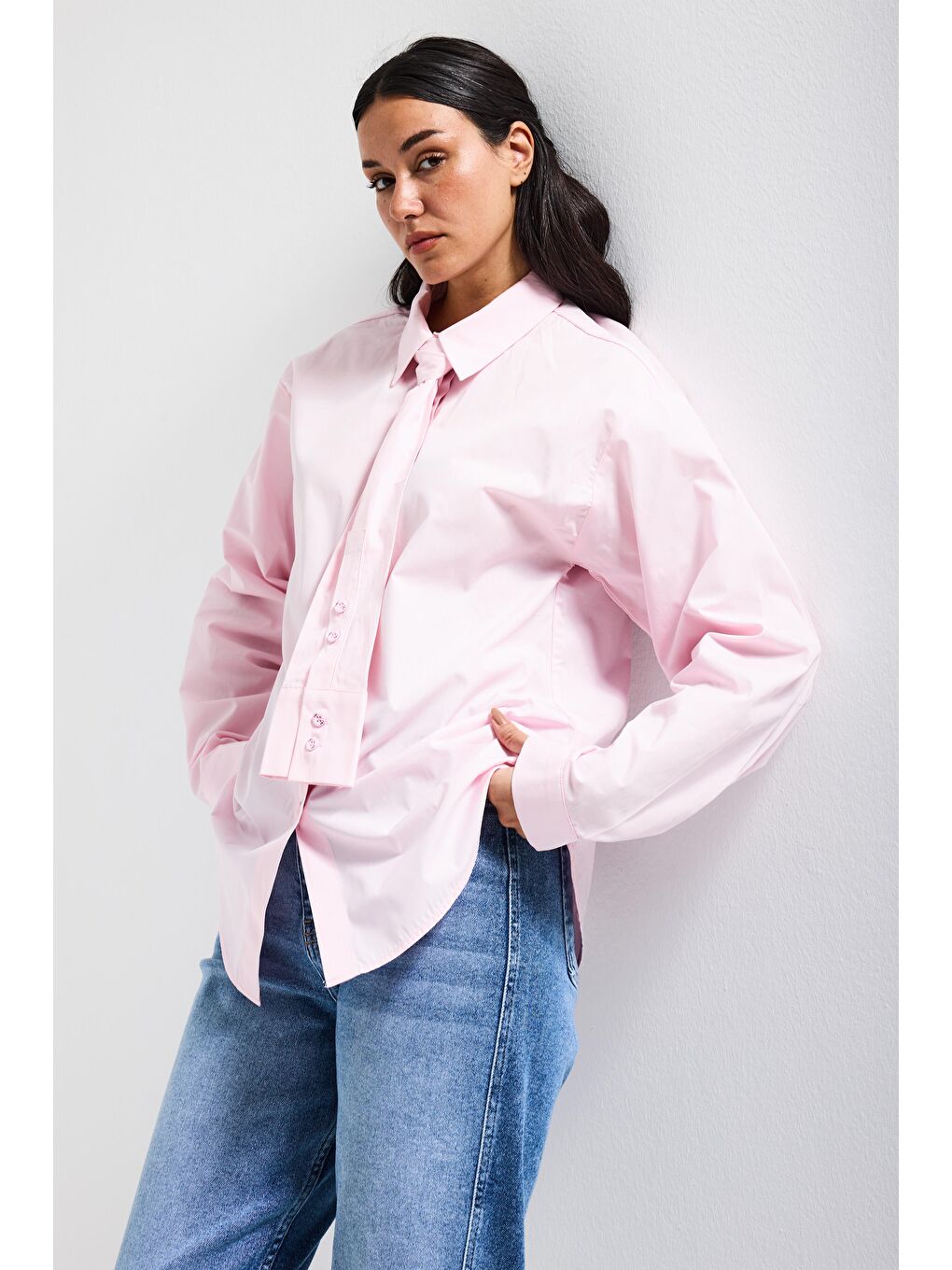 Kadın Pembe Oversize Kravat Detaylı Özel Tasarım Bol Kesim Gömlek-3