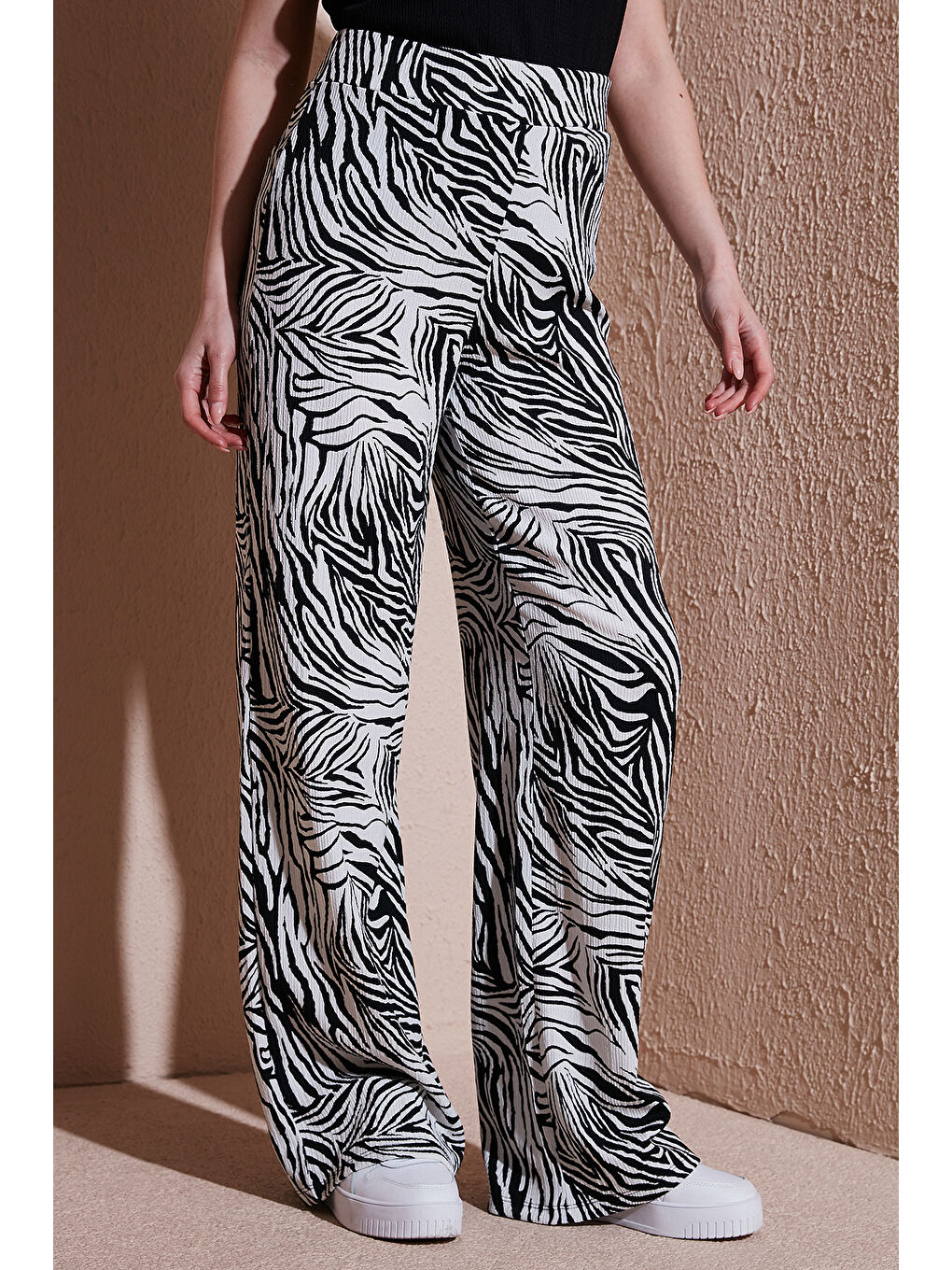 Ekru Desenli Regular Fit Yüksek Bel Bol Paça Pantolon 25Y0179K1-2