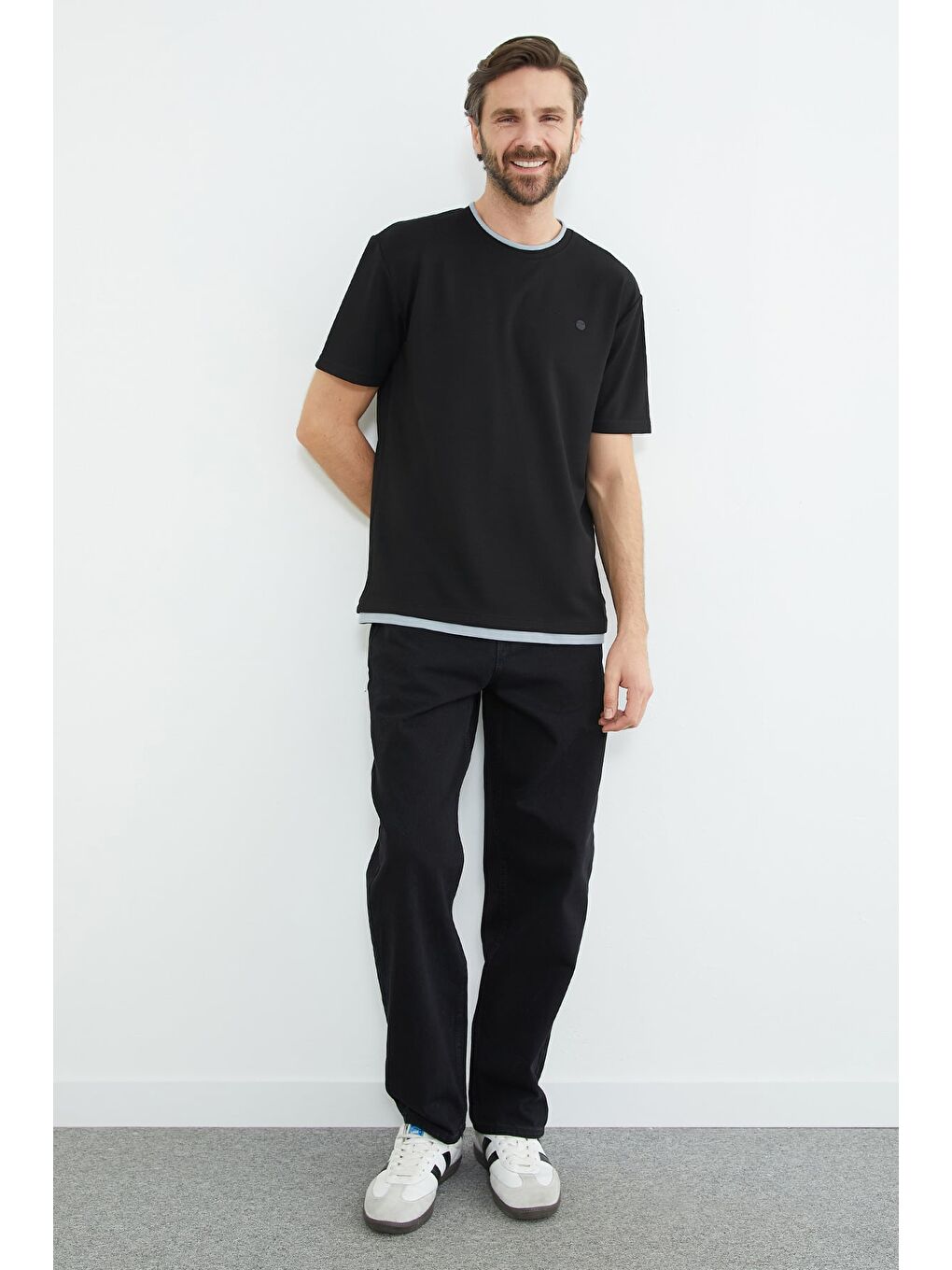 Siyah Biyeli Bisiklet Yaka Modal Tişört-4