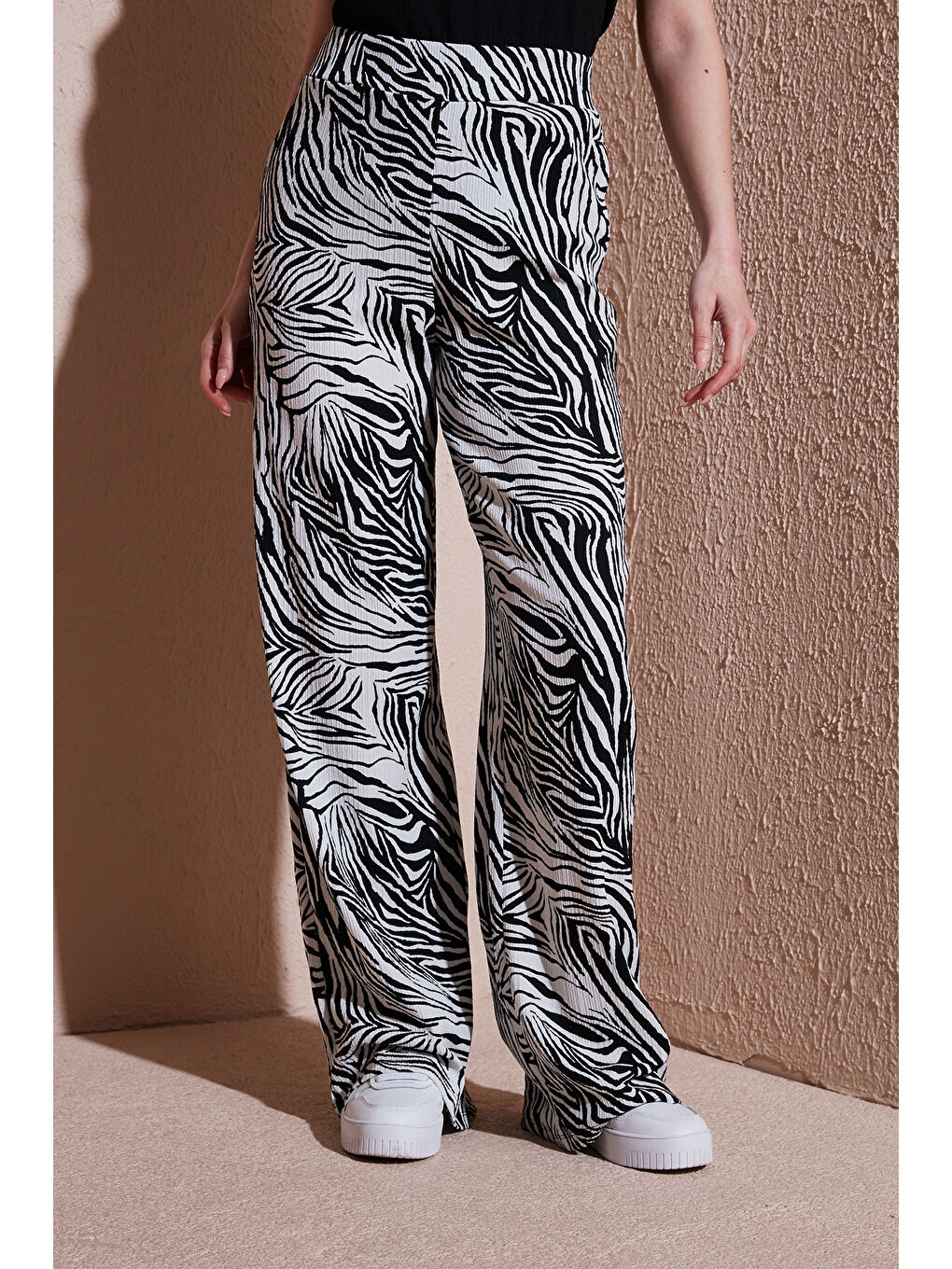 Ekru Desenli Regular Fit Yüksek Bel Bol Paça Pantolon 25Y0179K1-4