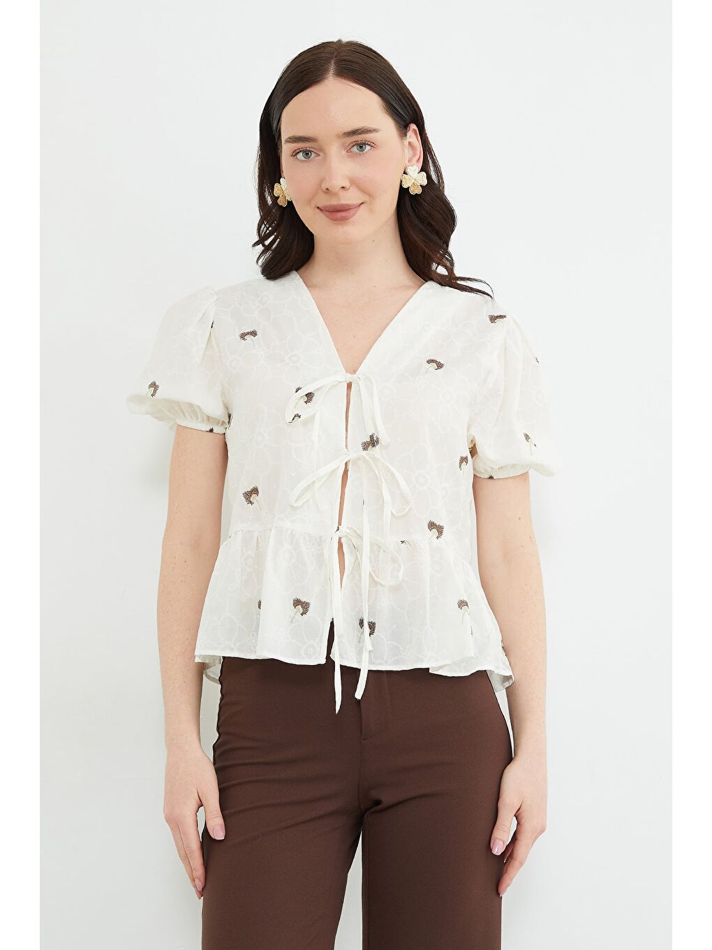 Ekru Çiçek Nakışlı Balon Kol Bluz-1