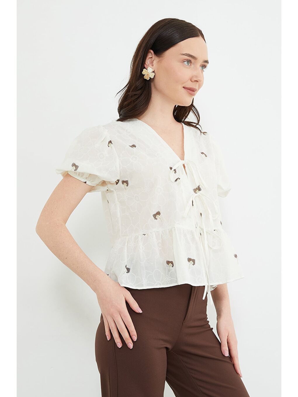 Ekru Çiçek Nakışlı Balon Kol Bluz-2