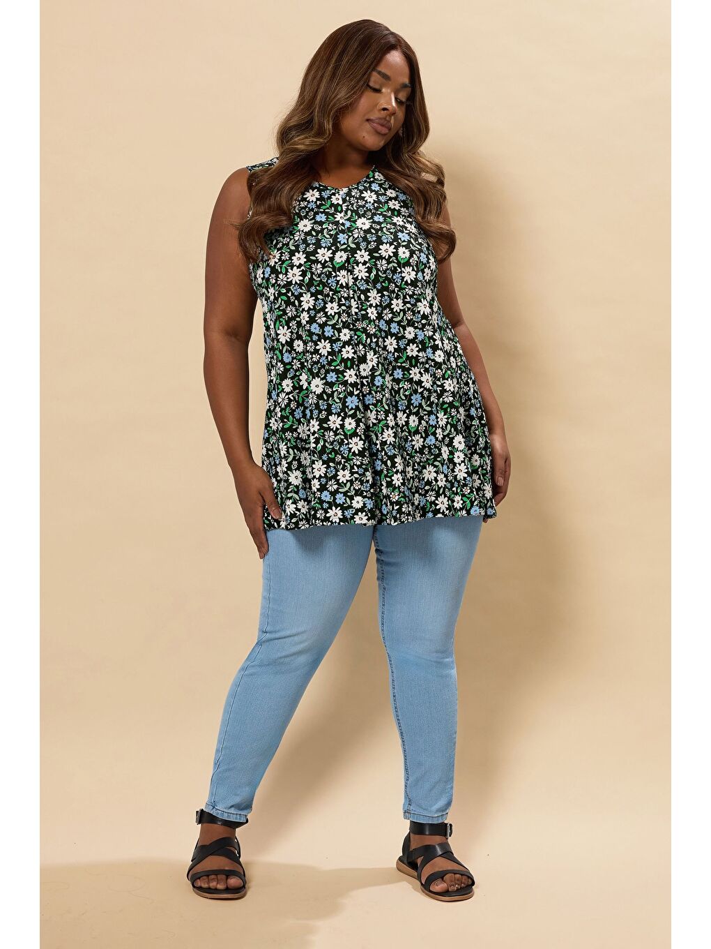 Karışık Büyük Beden V Yaka Sıfır Kol Çiçek Desenli T-shirt 304168-1