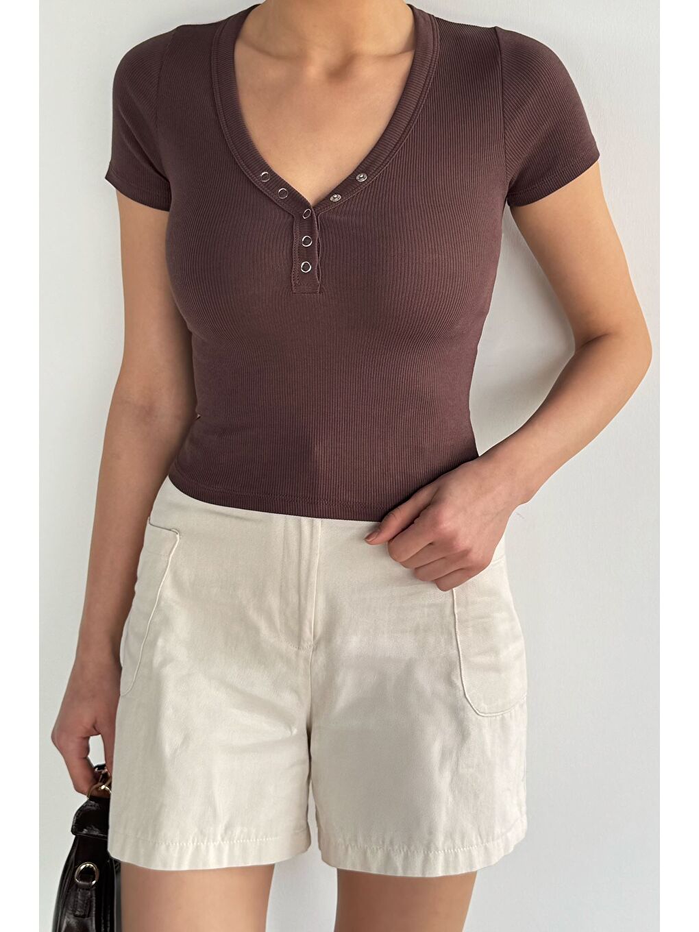 Kahverengi Kadın V Yaka Ön Çıtçıtlı Elastanlı Bluz