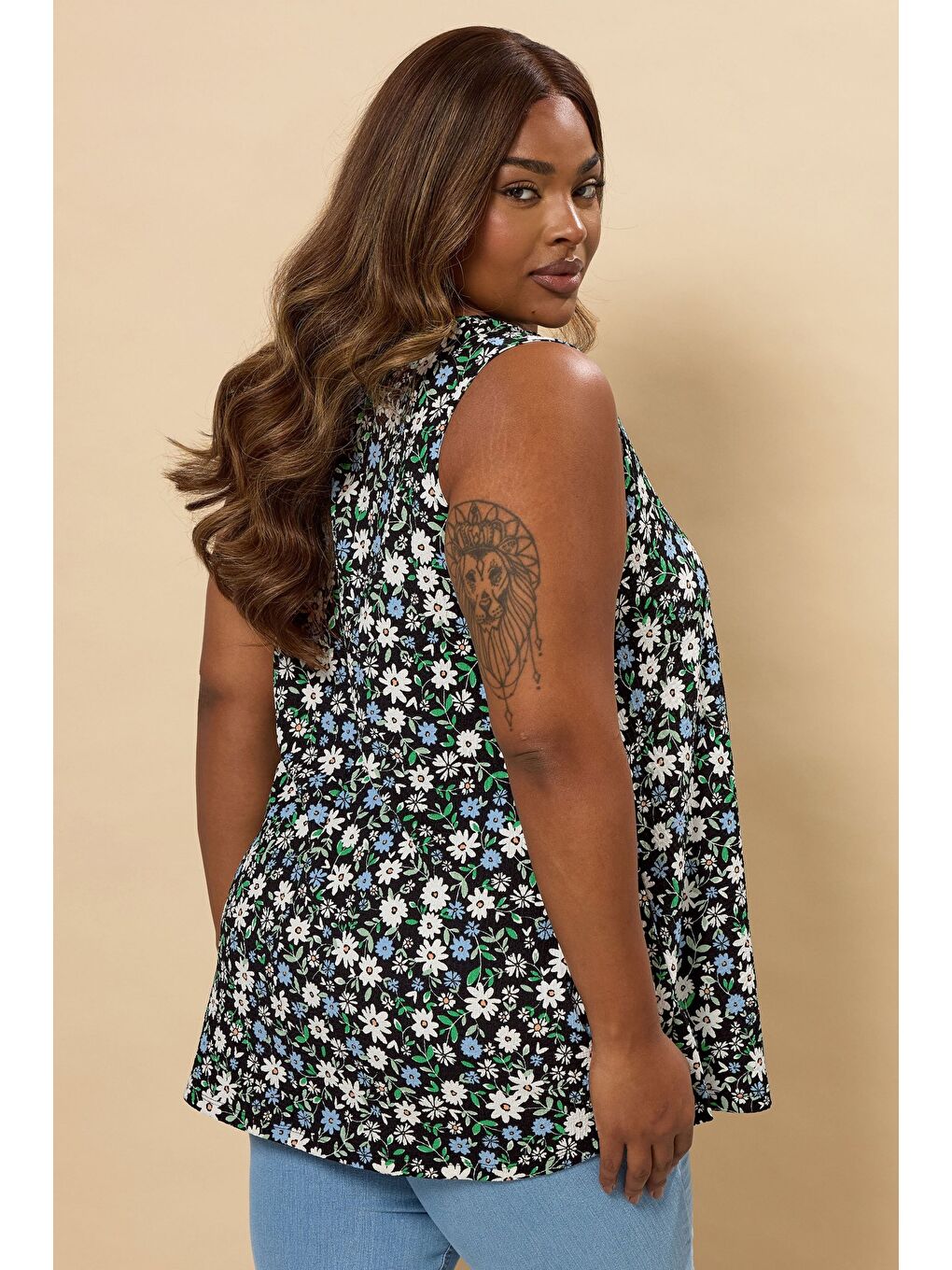 Karışık Büyük Beden V Yaka Sıfır Kol Çiçek Desenli T-shirt 304168-3