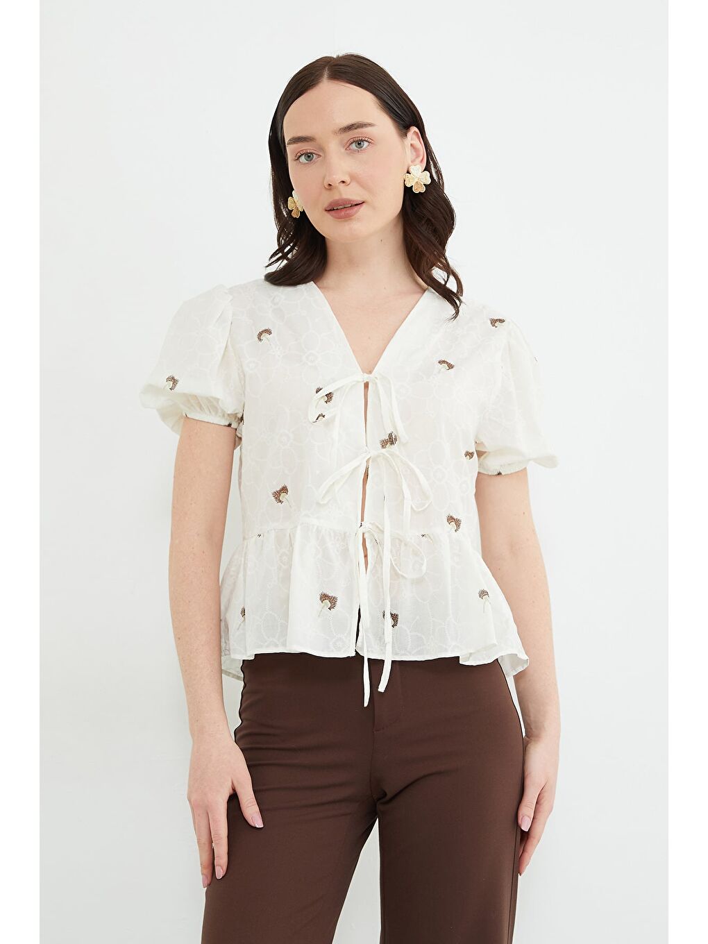 Ekru Çiçek Nakışlı Balon Kol Bluz-4