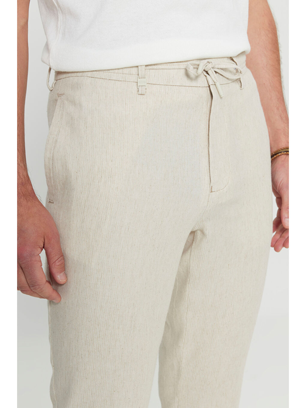 Erkek Bej Slim Fit Dar Kesim Beli Bağlamalı Yan Cepli Balıksırtı Desenli Pantolon-3