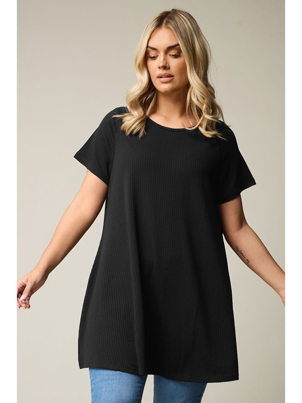 Siyah Büyük Beden Bisiklet Yaka Kısa Kollu Bürümcük Kumaş Uzun T-shirt 304000