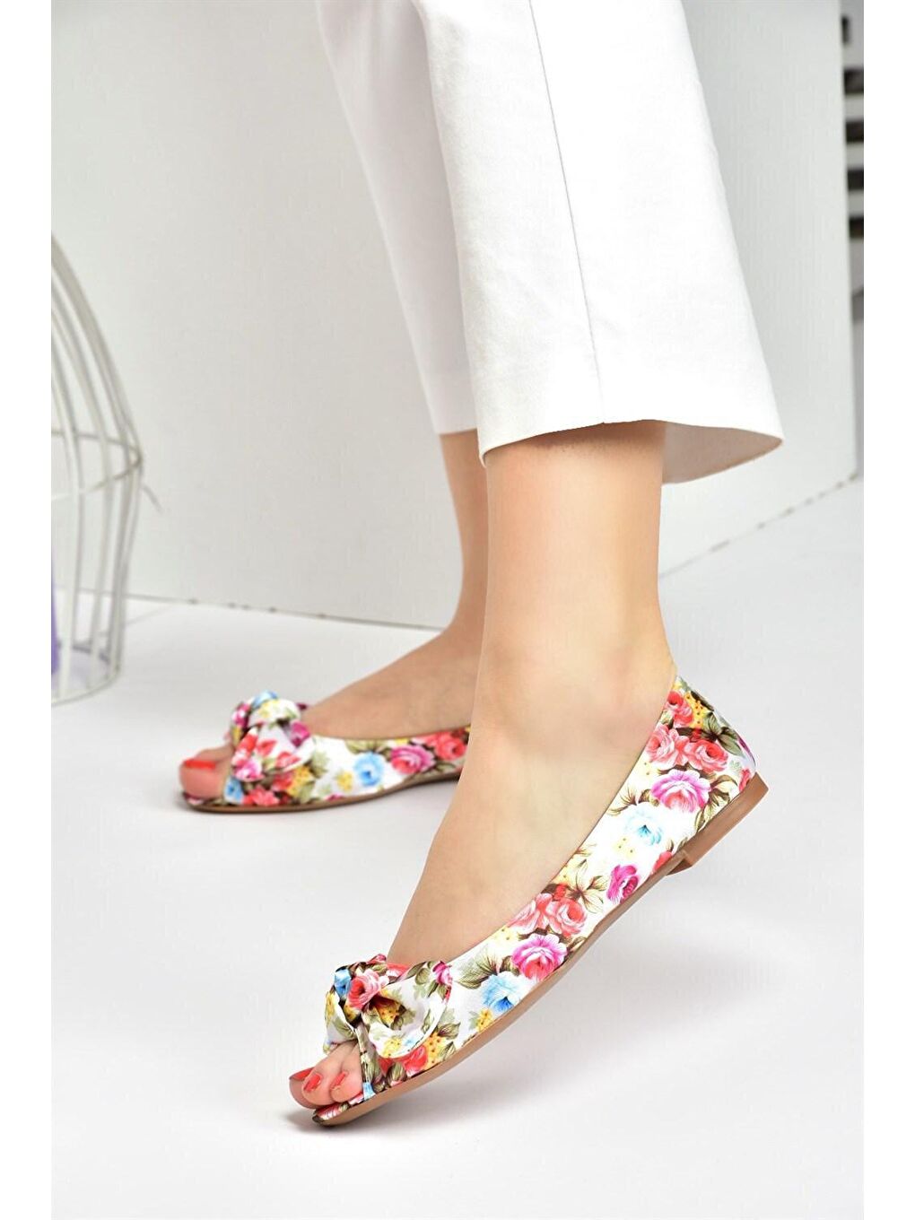 Beyaz/Kırmızı Kumaş Çiçek Baskı Kadın Babet M726103004-1