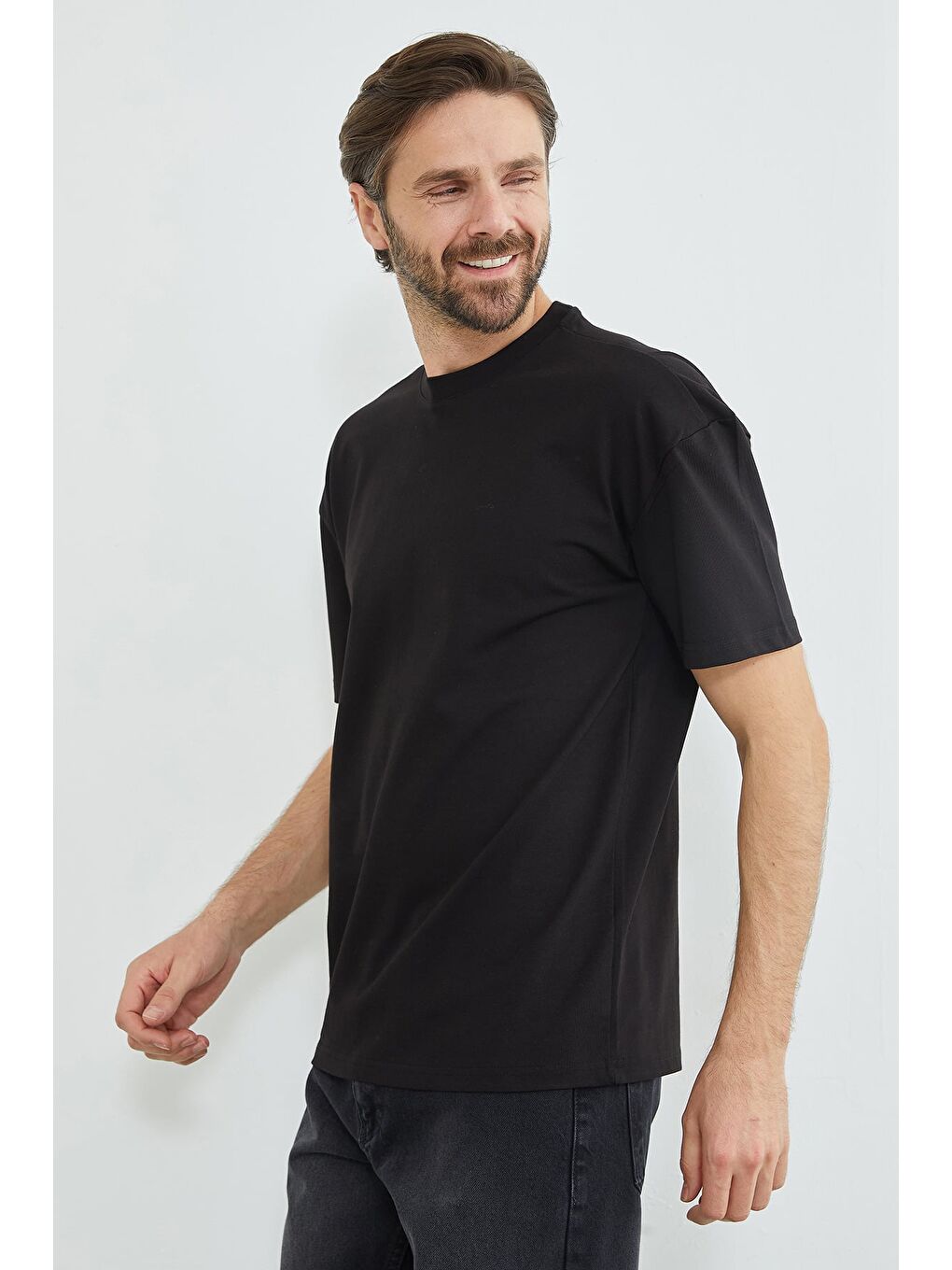 Siyah Basic Bisiklet Yaka Oversize Tişört-3