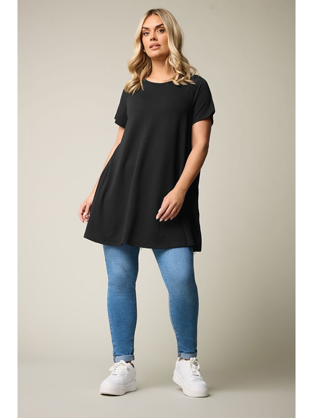 Siyah Büyük Beden Bisiklet Yaka Kısa Kollu Bürümcük Kumaş Uzun T-shirt 304000-3