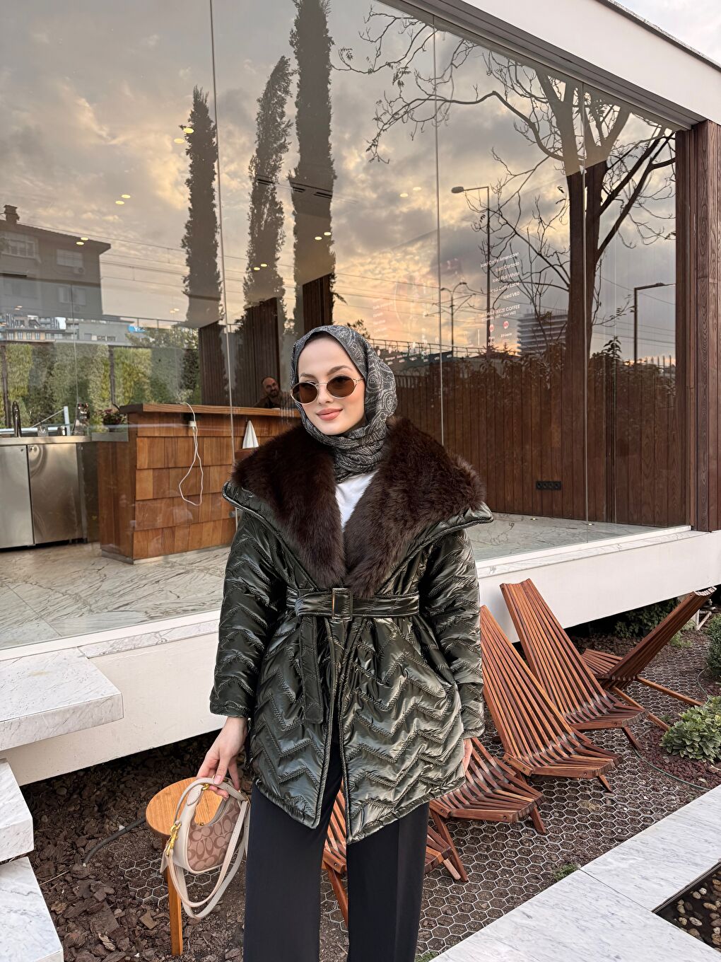 Kadın Yakası Kürk Detaylı Bel Bağlamalı Mont Koyu Yeşil