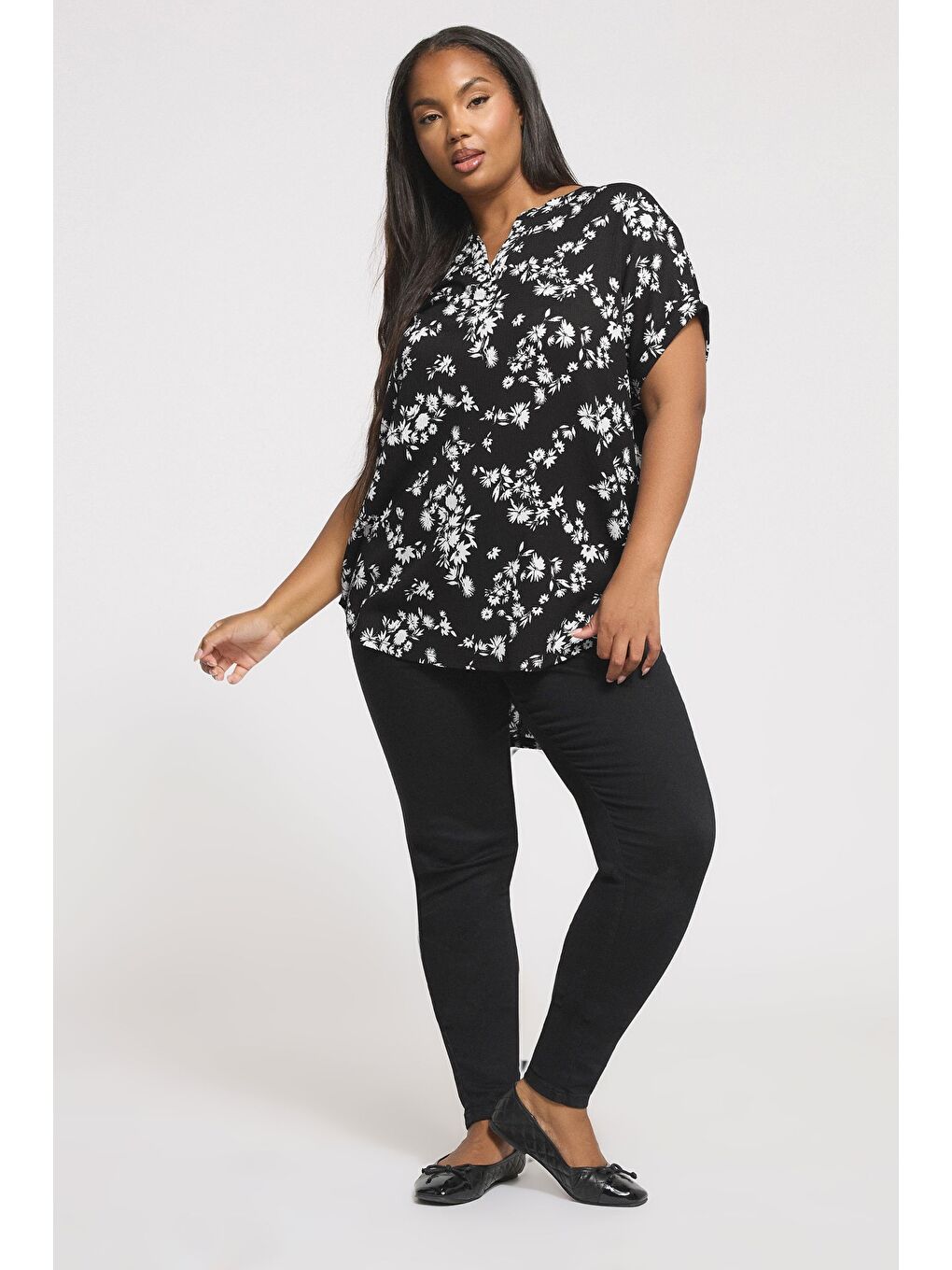 Siyah Büyük Beden V Yaka Kısa Kollu Bürümcük Kumaş Çiçek Desenli Bluz 322958-1
