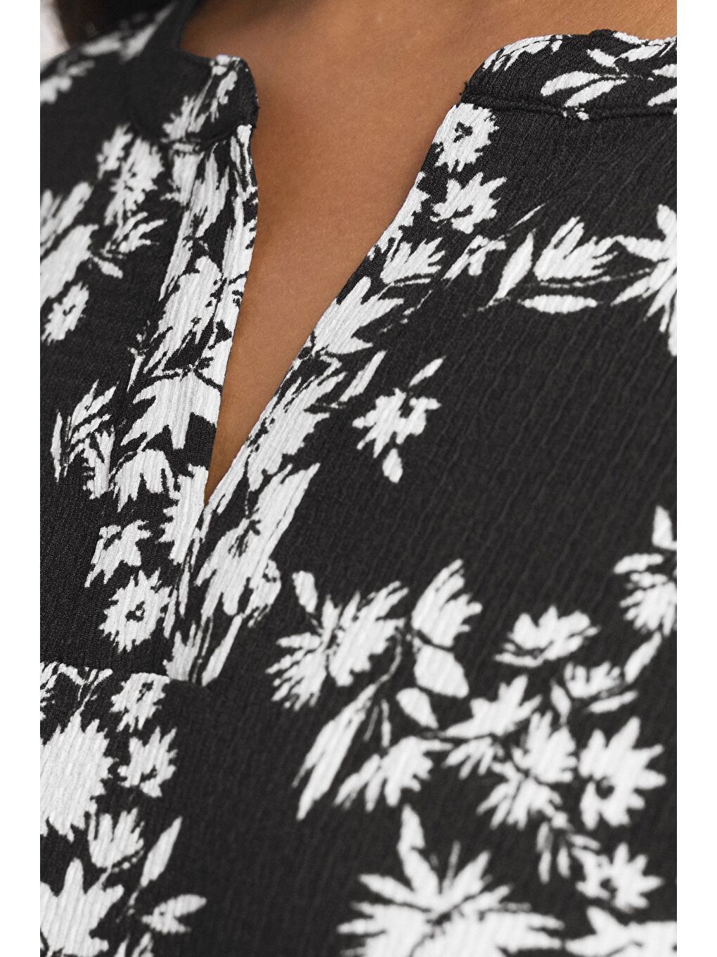 Siyah Büyük Beden V Yaka Kısa Kollu Bürümcük Kumaş Çiçek Desenli Bluz 322958-3