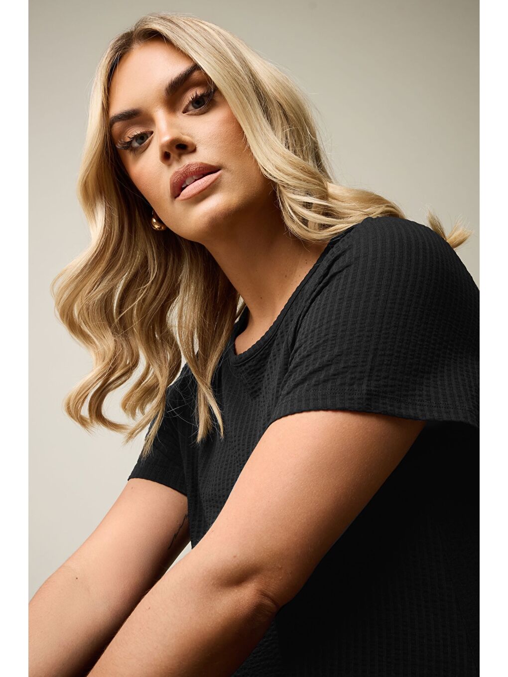 Siyah Büyük Beden Bisiklet Yaka Kısa Kollu Bürümcük Kumaş Uzun T-shirt 304000-4