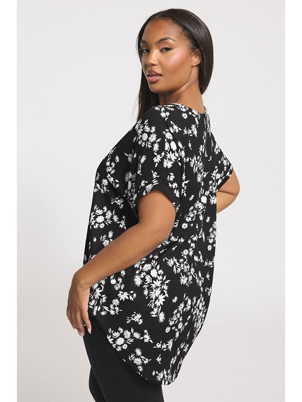 Siyah Büyük Beden V Yaka Kısa Kollu Bürümcük Kumaş Çiçek Desenli Bluz 322958-4