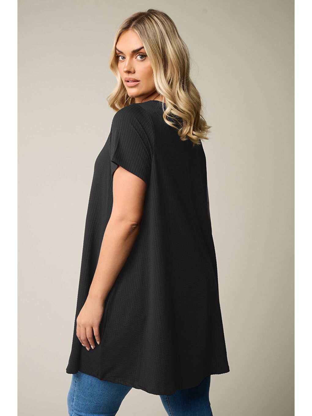 Siyah Büyük Beden Bisiklet Yaka Kısa Kollu Bürümcük Kumaş Uzun T-shirt 304000-5