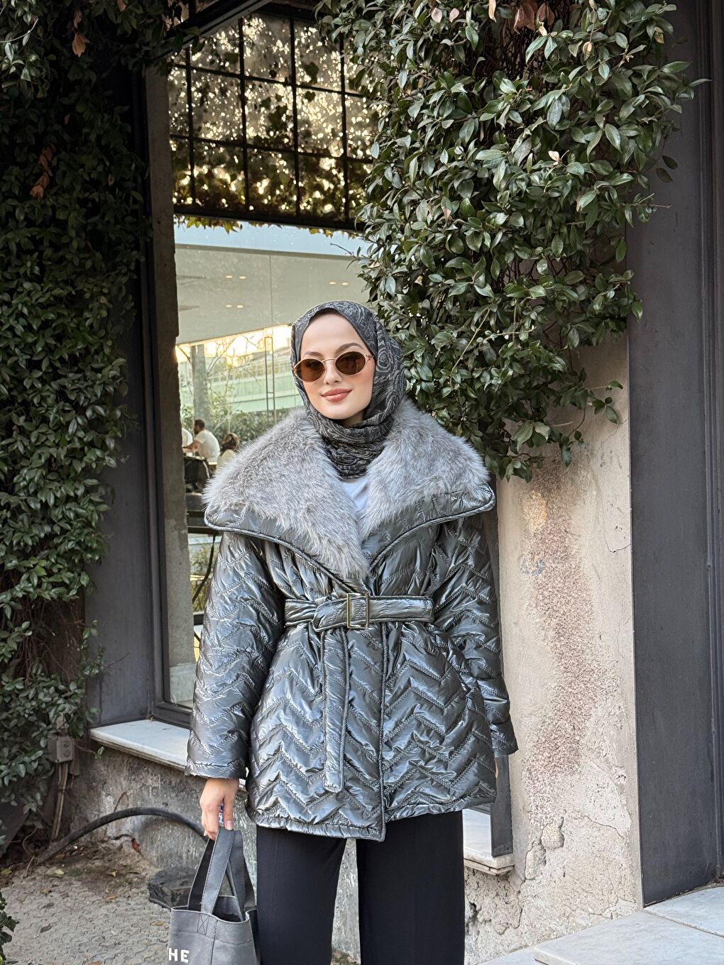 Kadın Yakası Kürk Detaylı Bel Bağlamalı Mont Gri