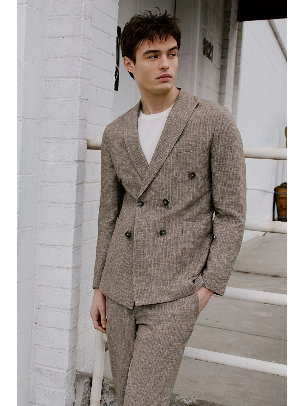 Erkek Kahverengi Keten Slim Fit Dar Kesim Kırlangıç Yaka Çizgili Torba Cepli Kruvaze Takım Elbise