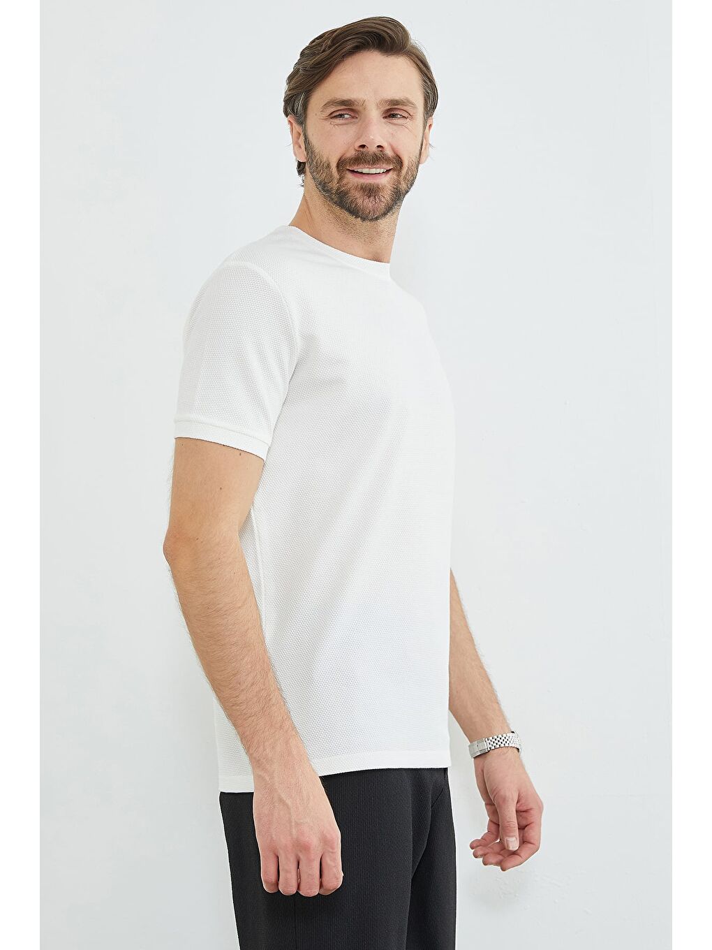 Beyaz Petek Kumaş Bisiklet Yaka Tişört-1