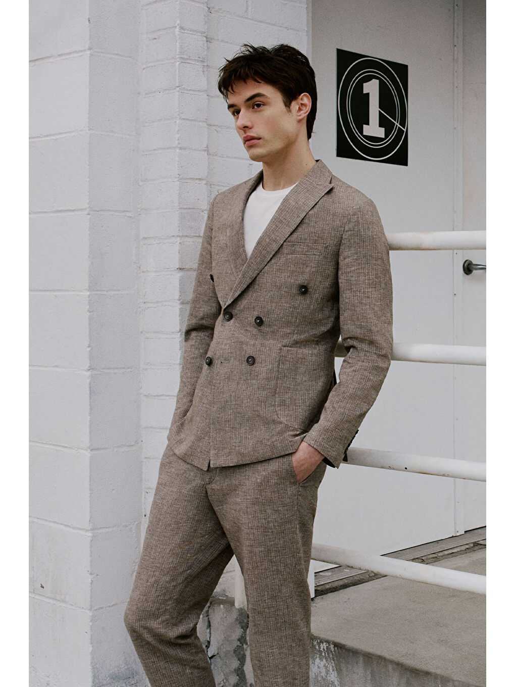 Erkek Kahverengi Keten Slim Fit Dar Kesim Kırlangıç Yaka Çizgili Torba Cepli Kruvaze Takım Elbise-1