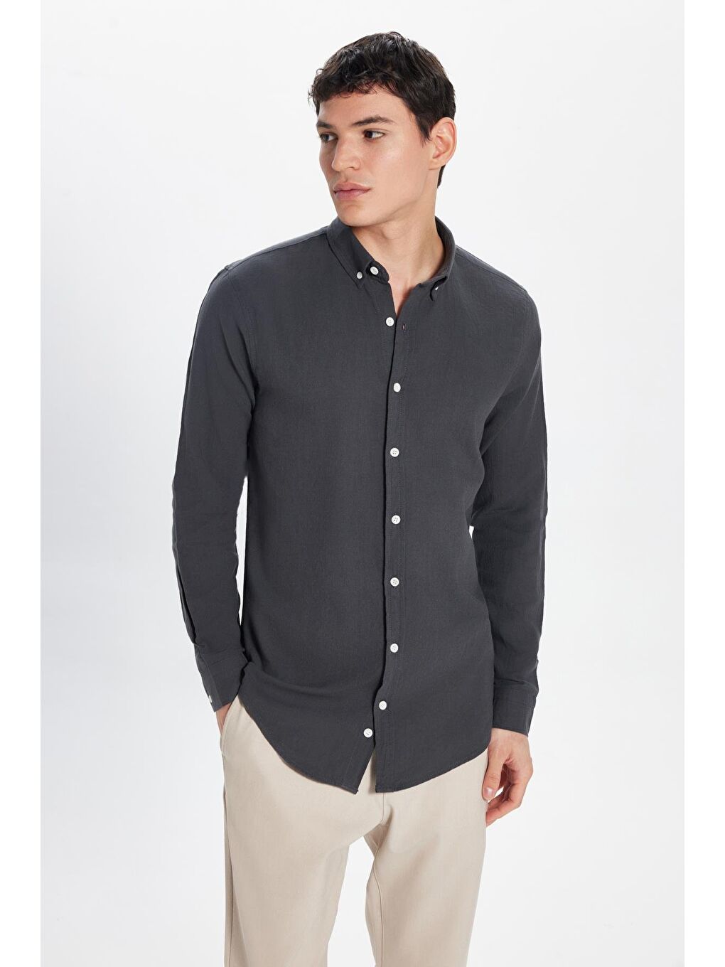 Gri Erkek Slim Fit Dar Kesim %100 Pamuk Keten Doku Düğmeli Yaka Füme Gömlek