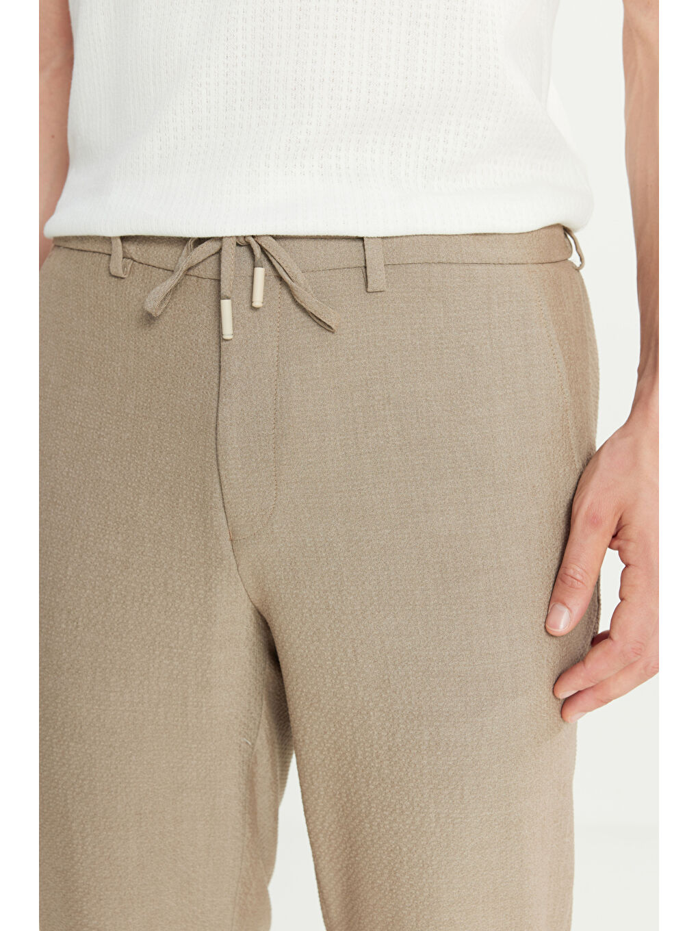 Erkek Bej Slim Fit Dar Kesim Gofre Desenli Beli Bağlamalı Yan Cepli Travel Casual Pantolon-4