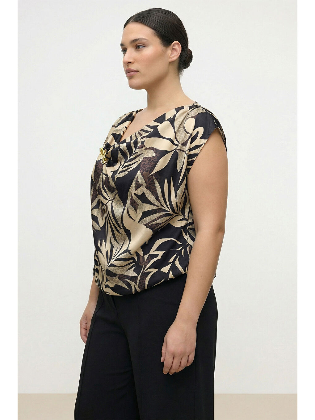 Siyah Broş Detaylı Desenli Asimetrik Yaka Bluz