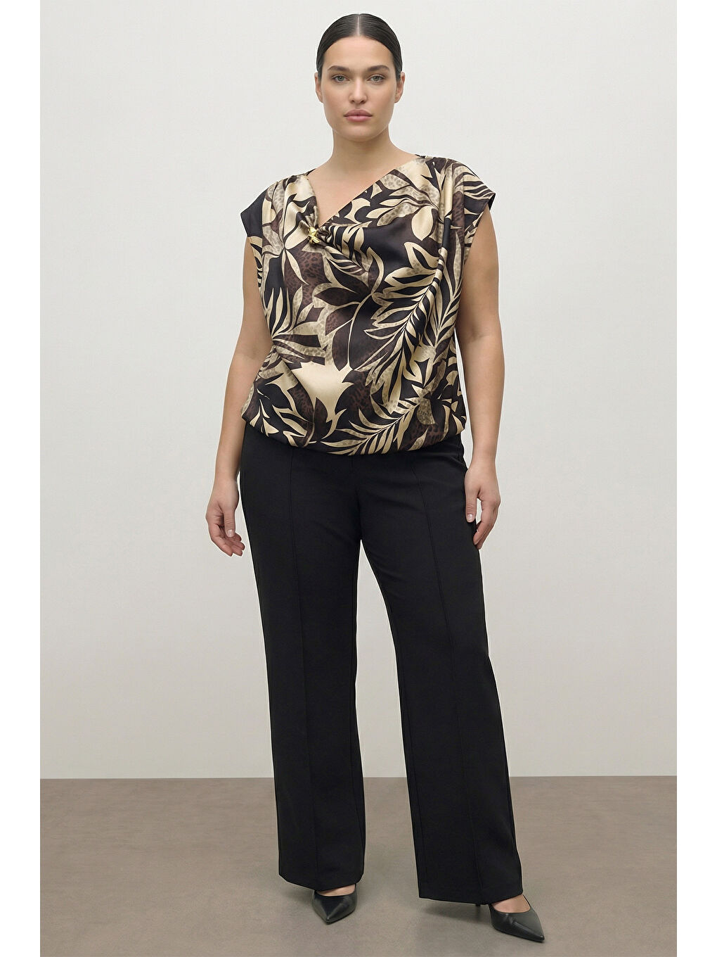 Siyah Broş Detaylı Desenli Asimetrik Yaka Bluz-1