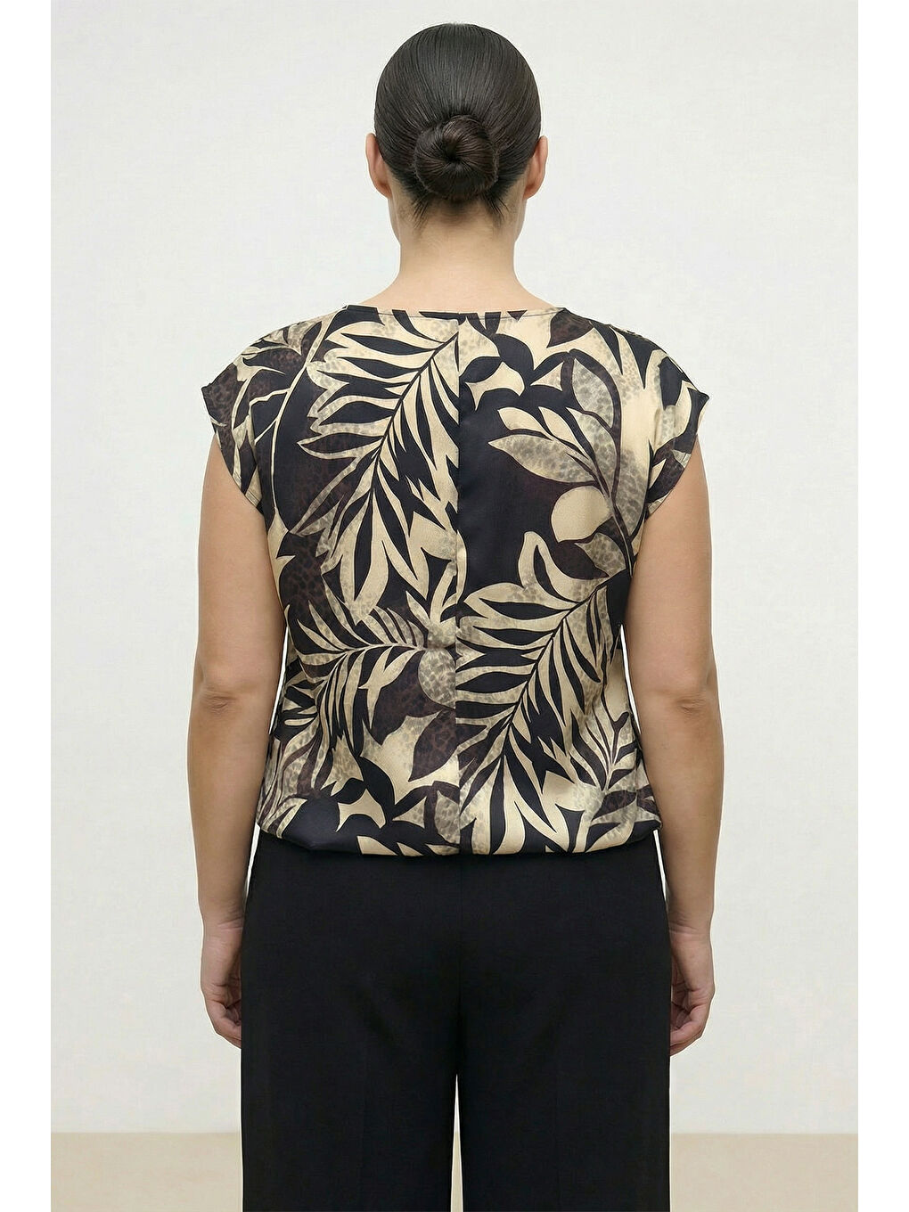 Siyah Broş Detaylı Desenli Asimetrik Yaka Bluz-2