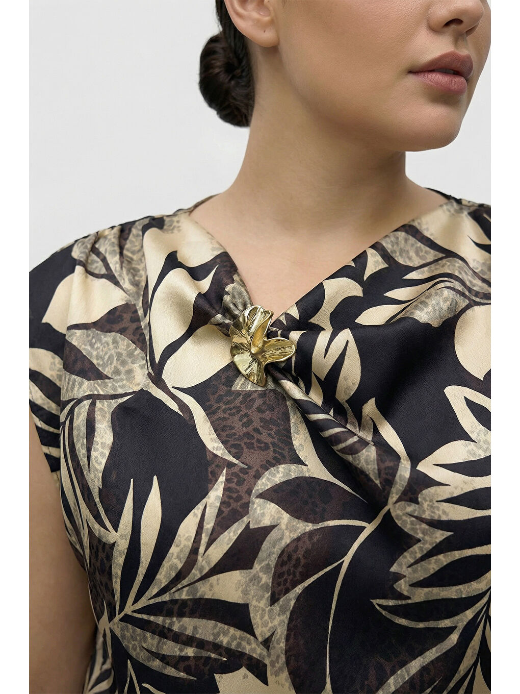 Siyah Broş Detaylı Desenli Asimetrik Yaka Bluz-3