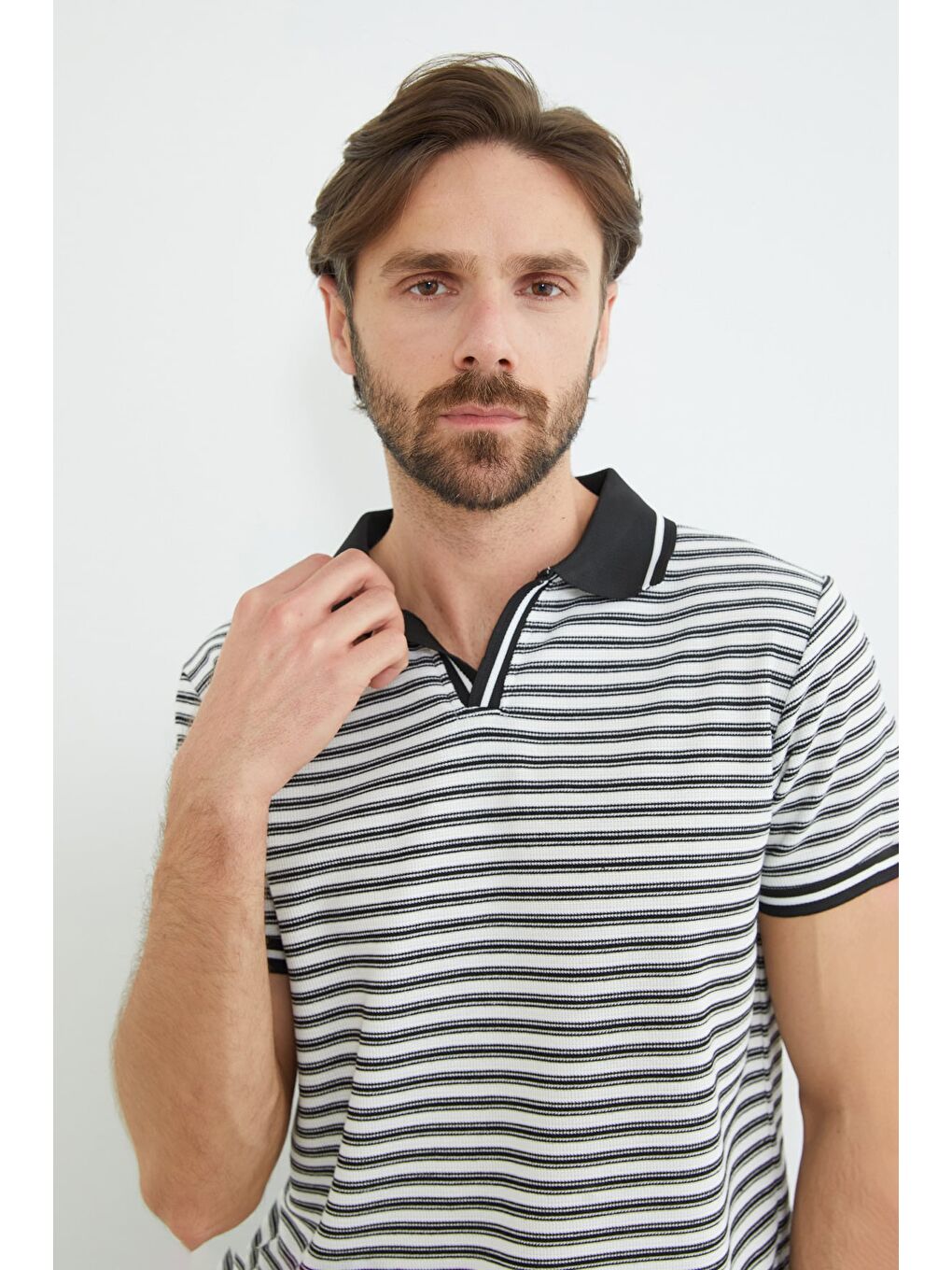Siyah Çizgili Polo Yaka Tişört-1