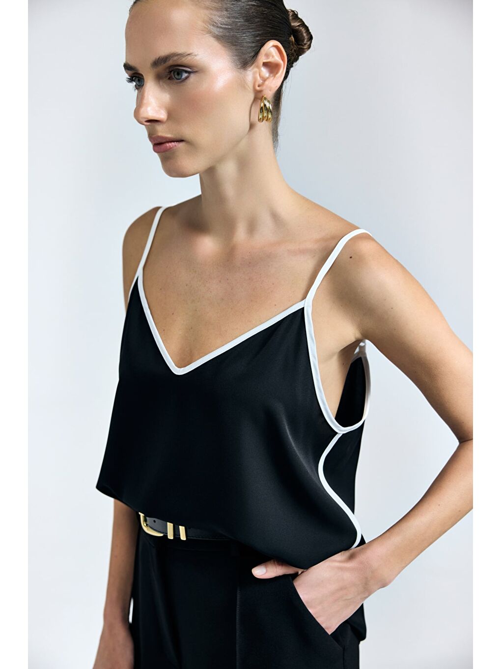 Kontrast Askılı Bluz - Siyah-1