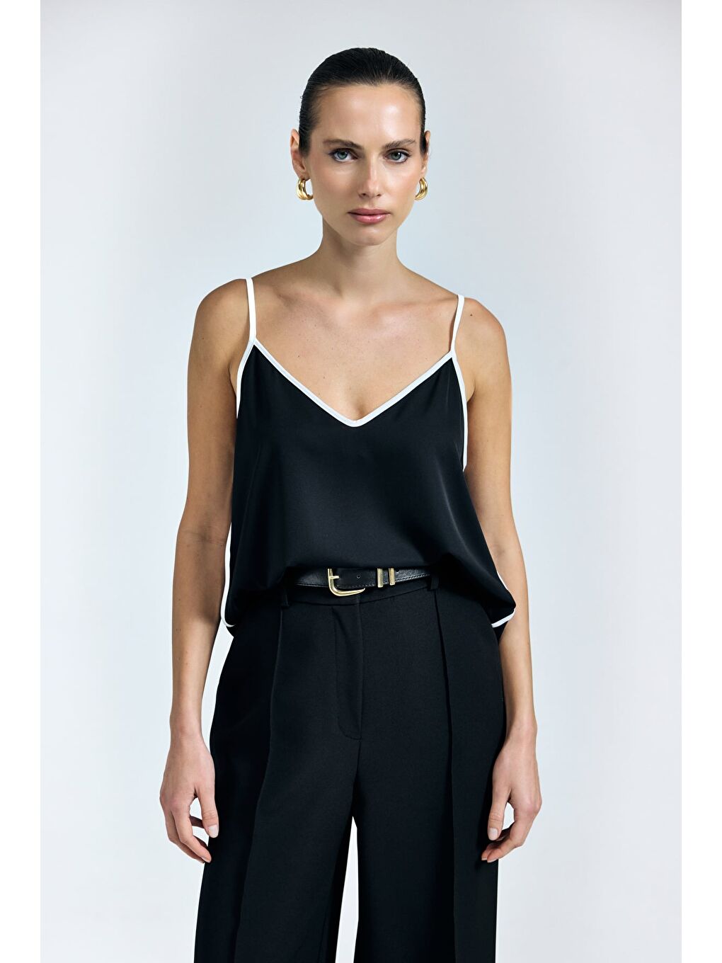 Kontrast Askılı Bluz - Siyah-2