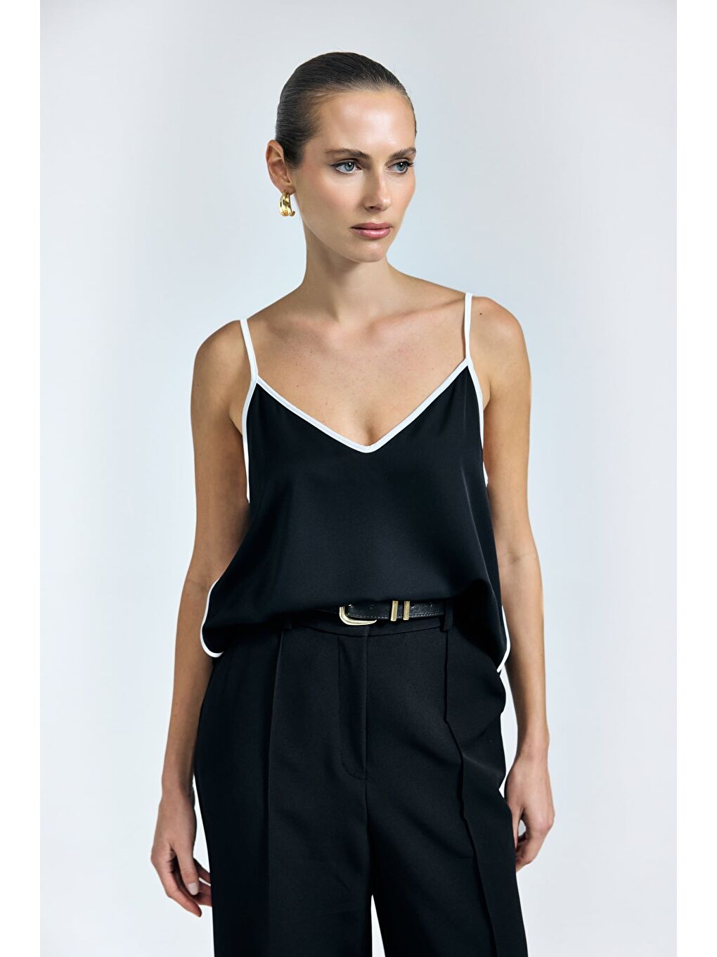 Kontrast Askılı Bluz - Siyah-3