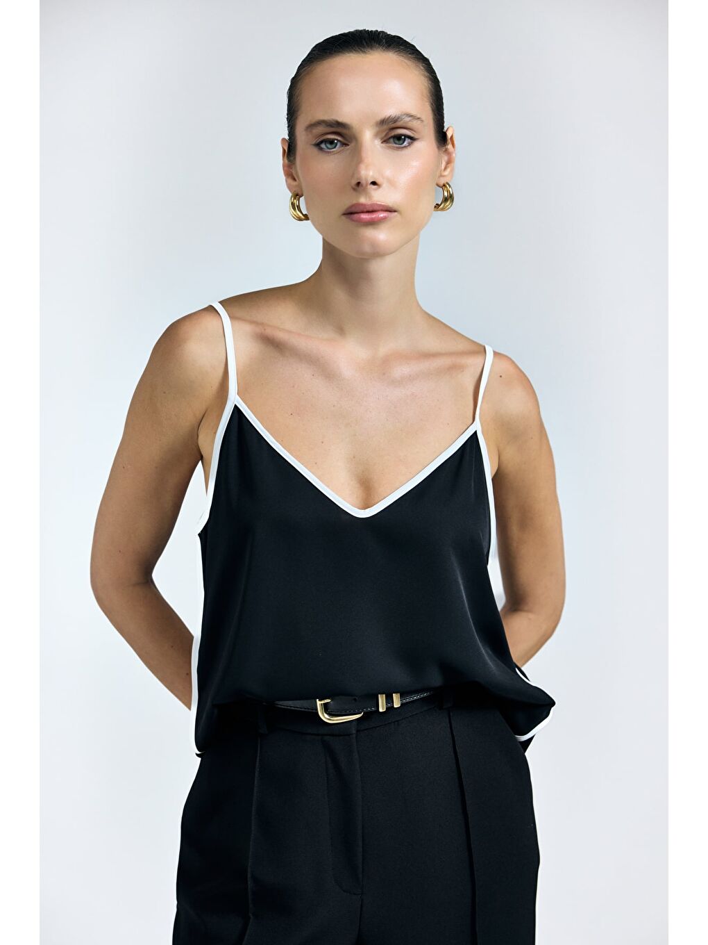 Kontrast Askılı Bluz - Siyah-4