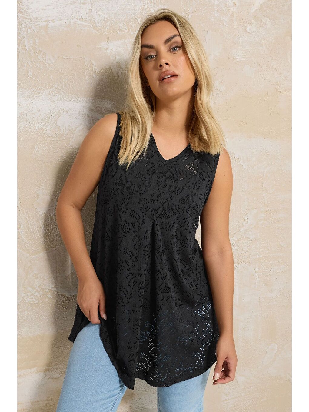 Siyah Büyük Beden V Yaka Sıfır Kol Astarsız Dantel Bluz 304101-1