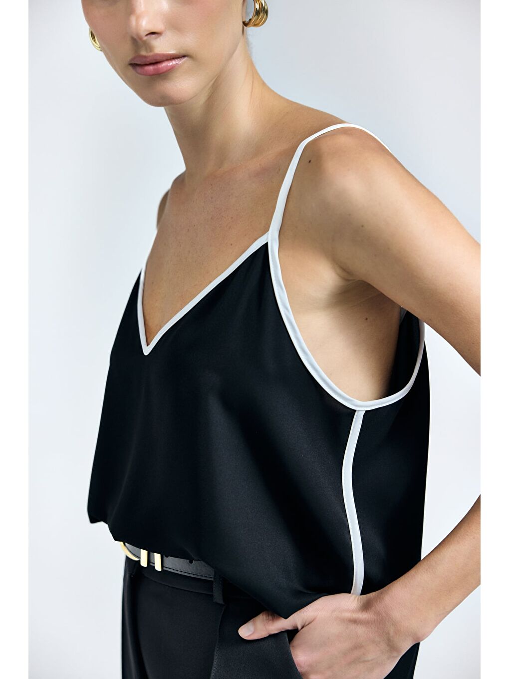 Kontrast Askılı Bluz - Siyah-5