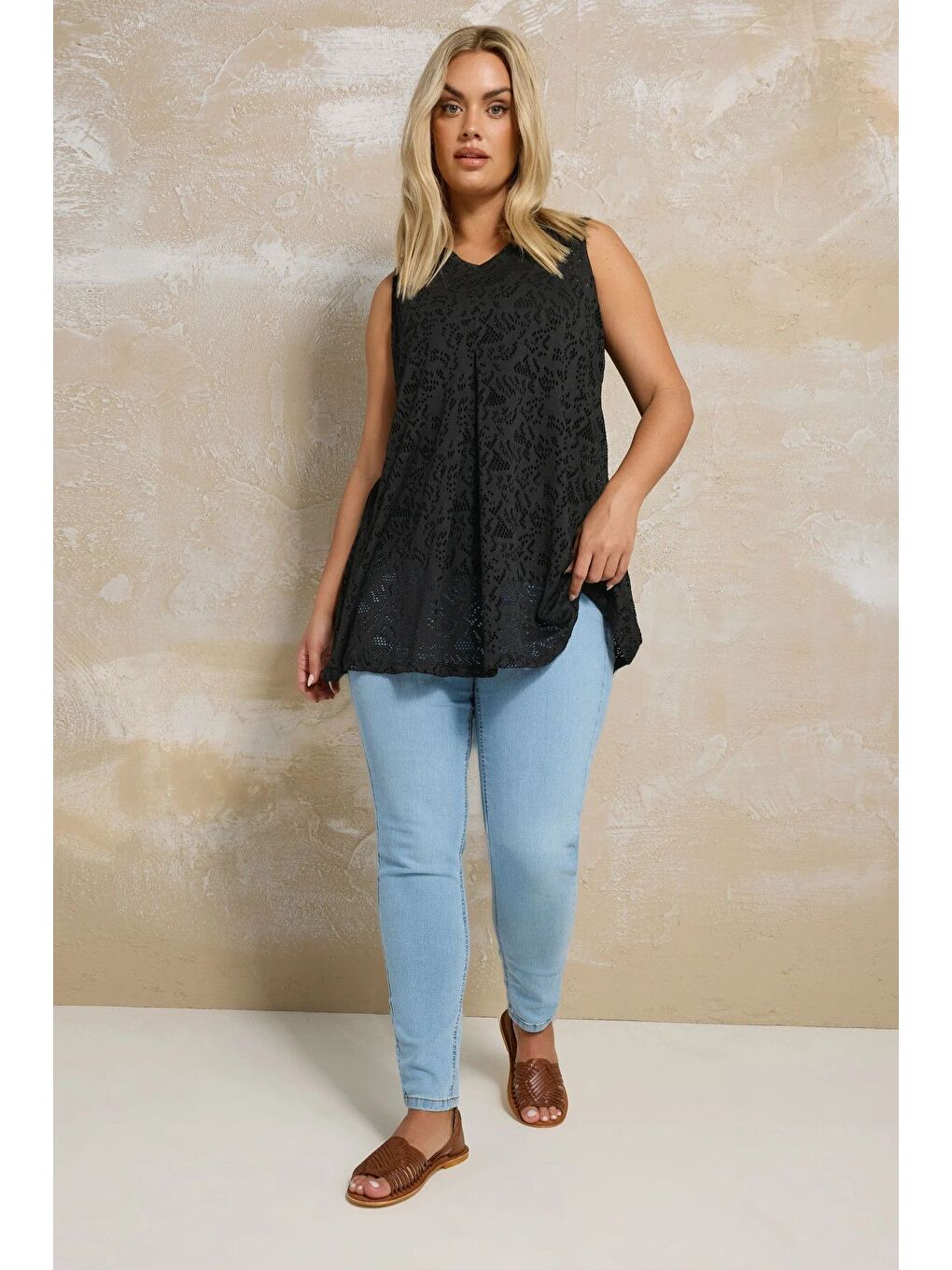 Siyah Büyük Beden V Yaka Sıfır Kol Astarsız Dantel Bluz 304101-3