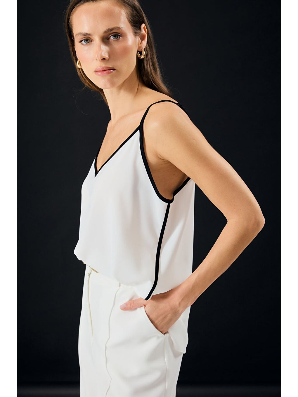 Kontrast Askılı Bluz - Ekru-6