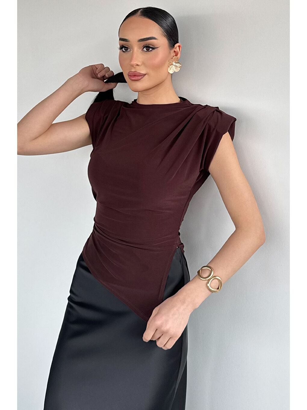 Kahverengi Kadın Omuz Vatkalı Drapeli Asimetrik Kesim Bluz