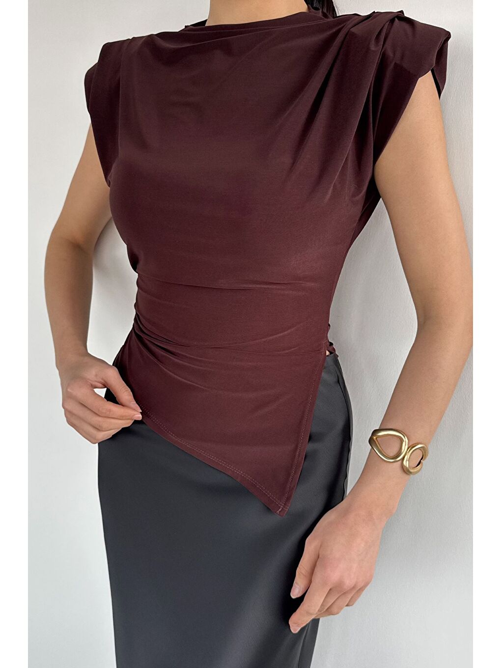 Kahverengi Kadın Omuz Vatkalı Drapeli Asimetrik Kesim Bluz-1