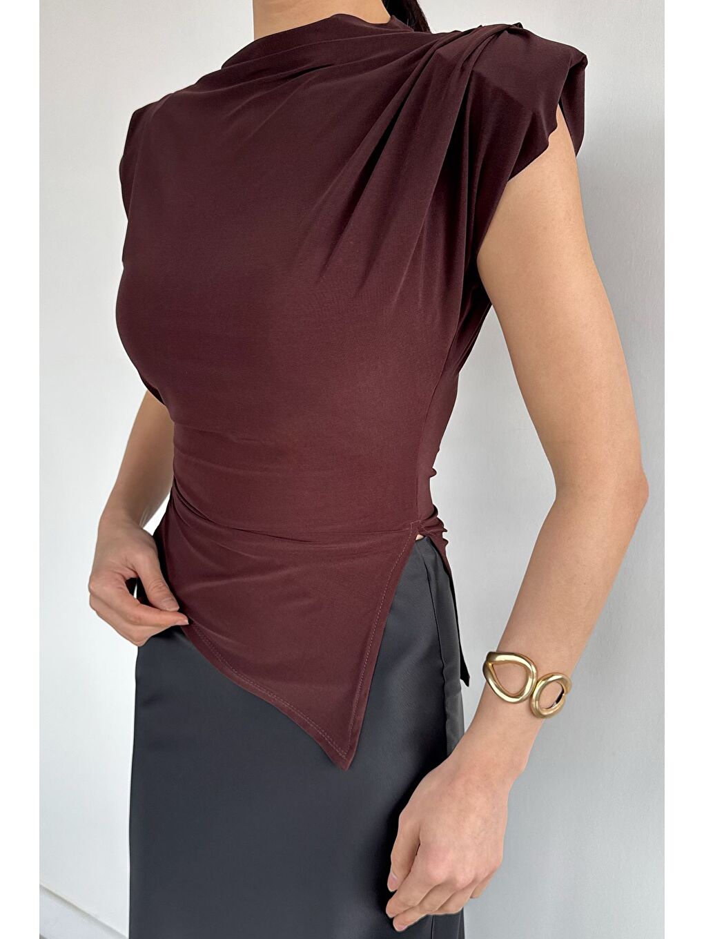 Kahverengi Kadın Omuz Vatkalı Drapeli Asimetrik Kesim Bluz-2