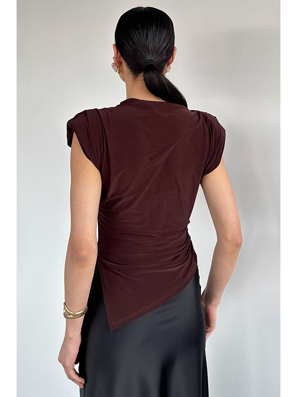 Kahverengi Kadın Omuz Vatkalı Drapeli Asimetrik Kesim Bluz-3