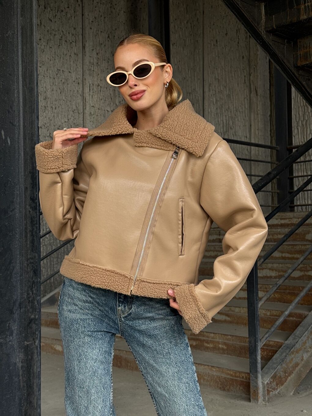 Fermuar Detaylı İçi Kürklü Suni Deri Ceket Bej-3