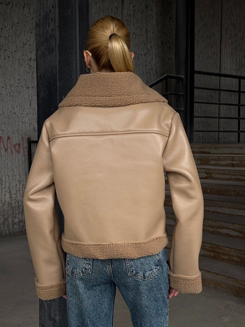Fermuar Detaylı İçi Kürklü Suni Deri Ceket Bej-4