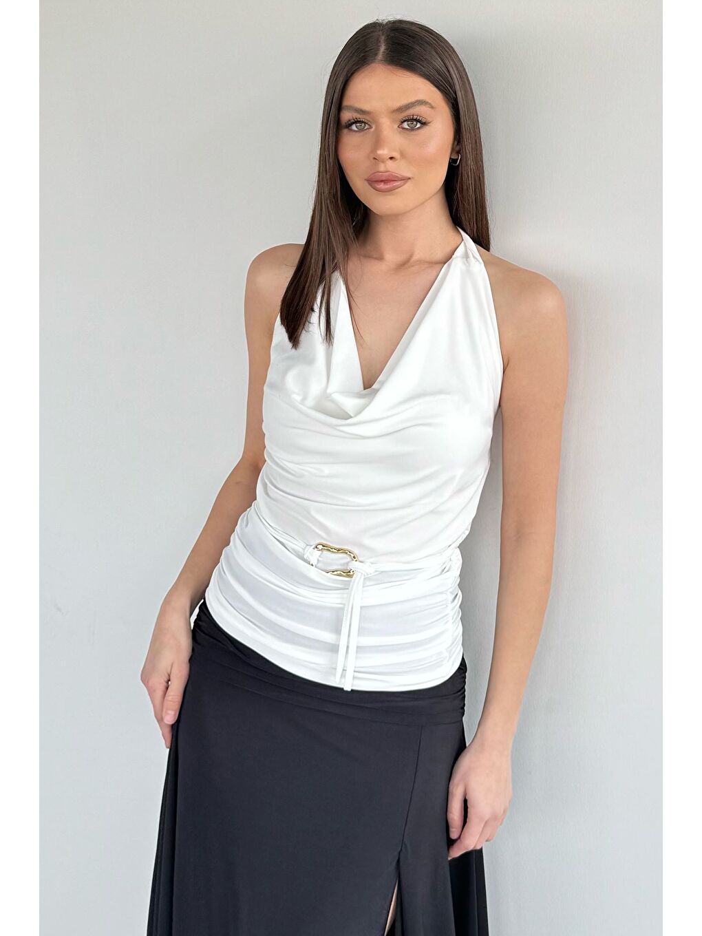 Ekru Degaje Yaka Yan Büzgülü Dekolteli Bluz