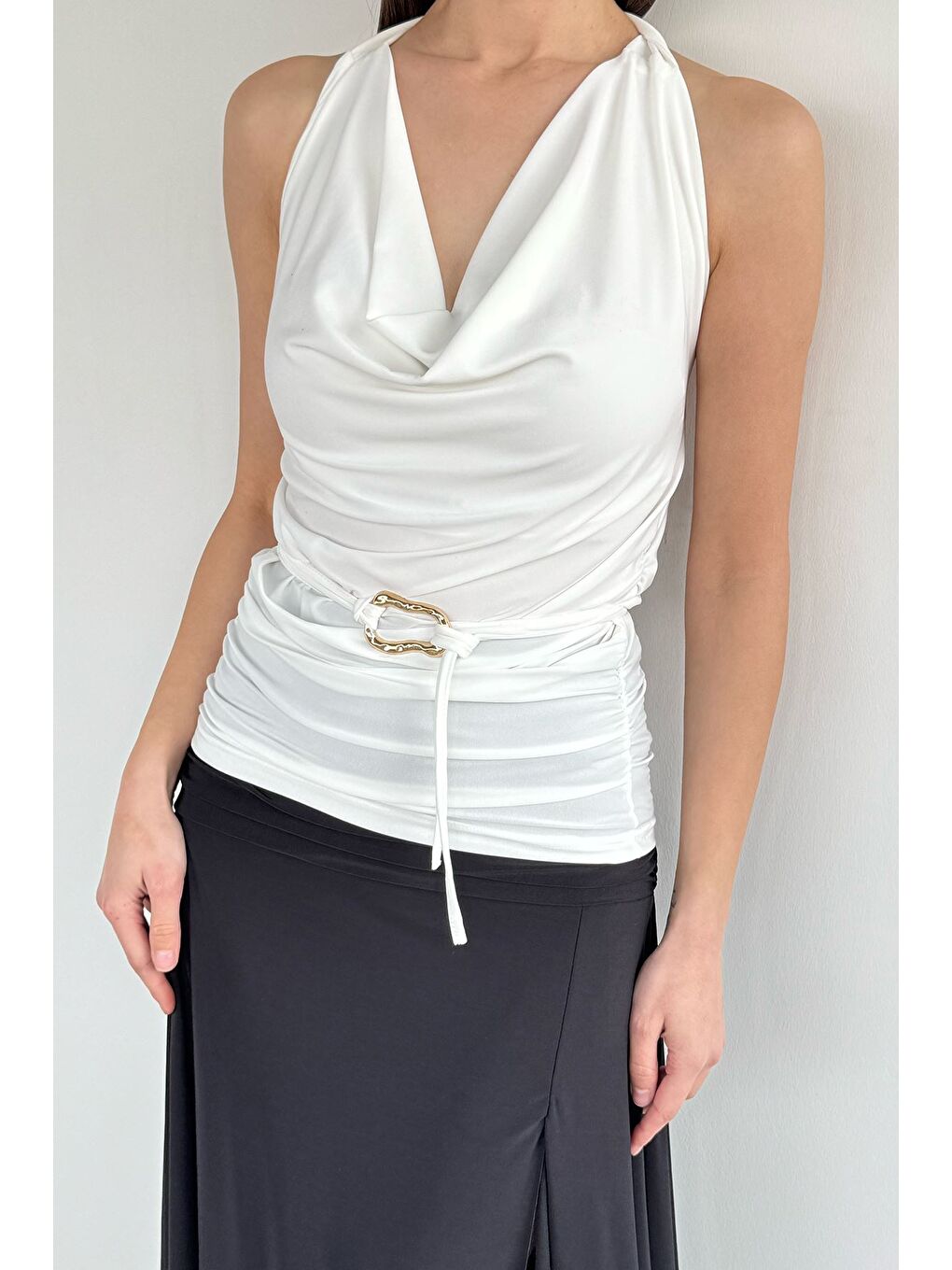 Ekru Degaje Yaka Yan Büzgülü Dekolteli Bluz-2