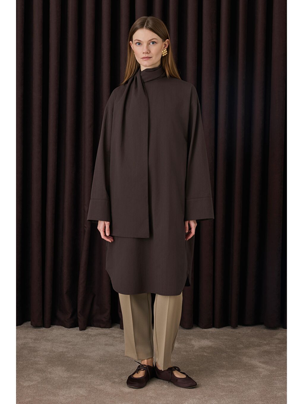 Kahverengi Fular Yaka Gömlek Acı Kahve